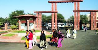 केवळ महिलांसाठी-  कौशल्य प्राप्ती, उच्चशिक्षण,  मोदी युनिव्हर्सिटी